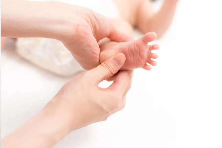 ماساژ نوزاد و فواید بی نظیر