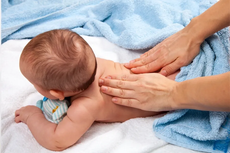فواید و مزایای ماساژ نوزاد
