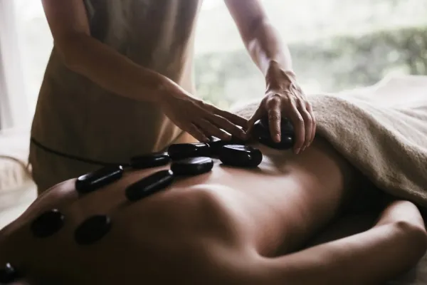 سه روش خانگی ماساژ سنگ داغ